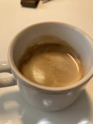 Blick auf eine Tasse mit frisch gebrühten Espresso