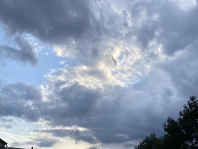 Ein Blick in einen bewölkten Himmel mit vielen Wolken