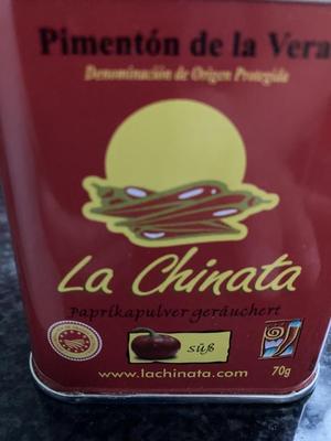 Eine rote Dose mit spanischem, geräuchertem Paprikapulver.